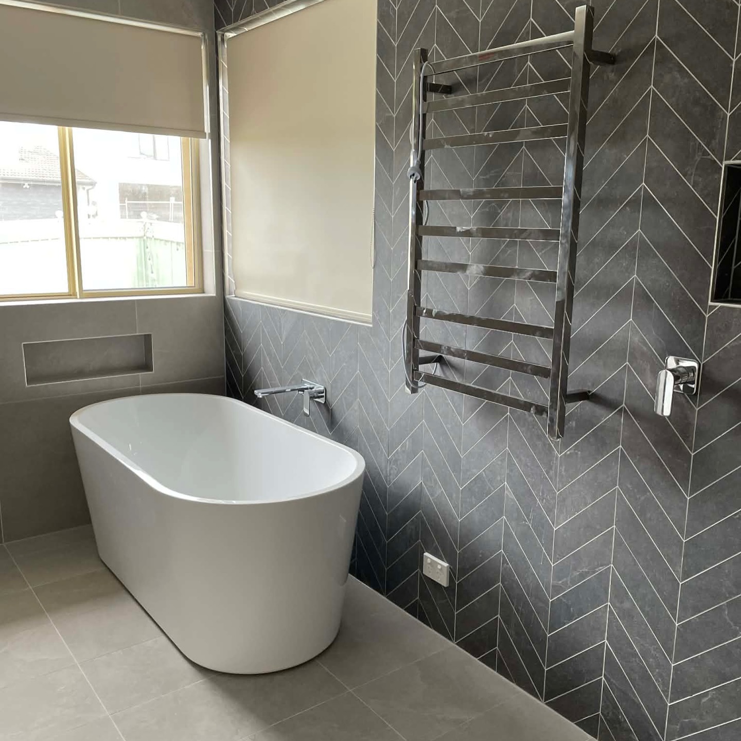 Freestanding bath & wall mixer fit-out