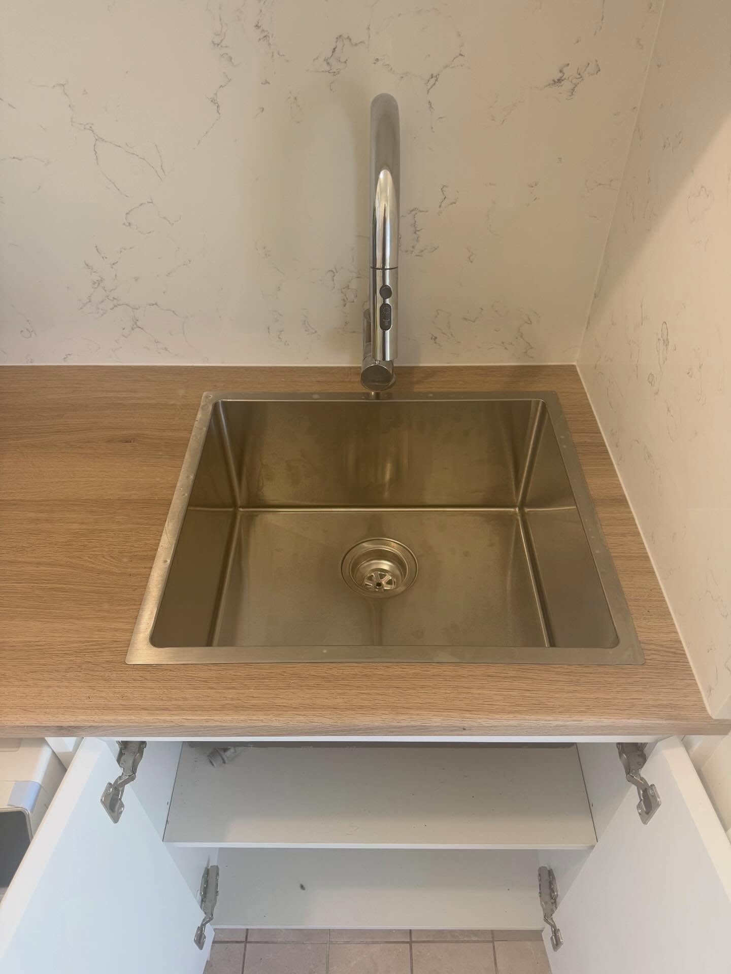 Stainless undermount sink, top-down